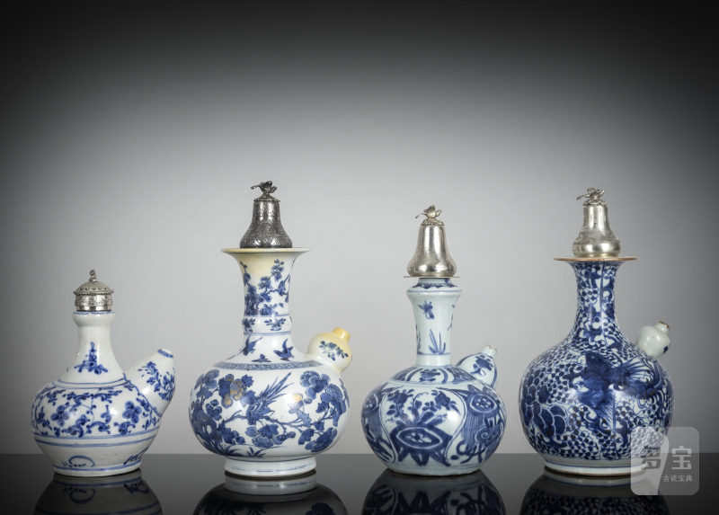 Four porcelain kendi decorated in underglaze blue, all with silver/metal lids - 图2